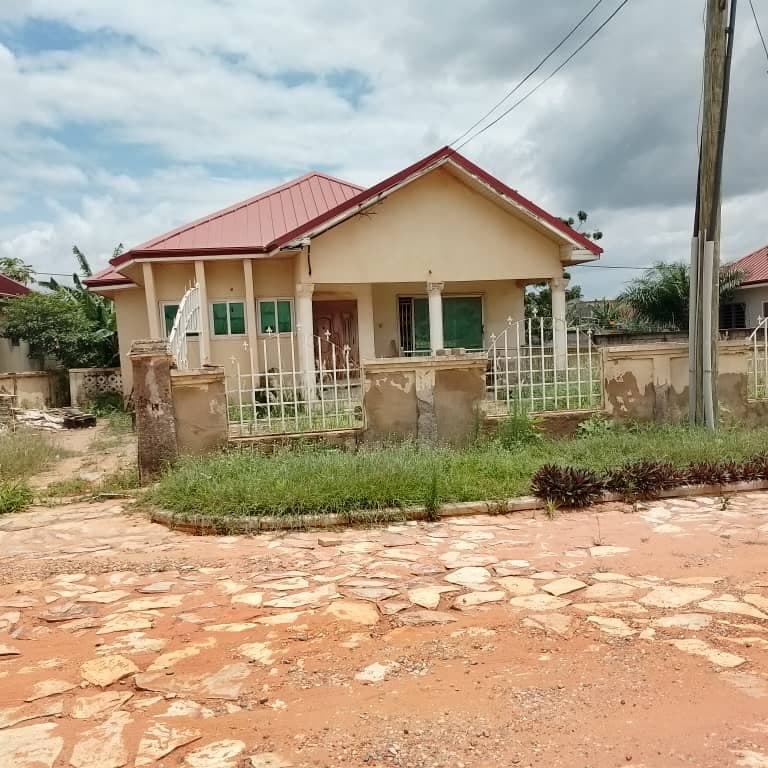 2 bedroom old House at Mountain View Estate, opposite Special Ice factory